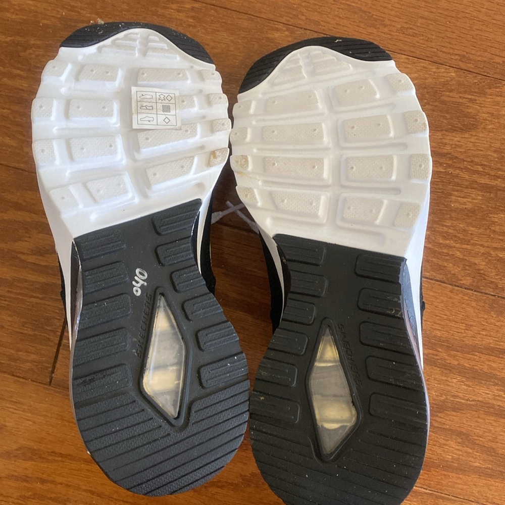 Skechers ladies lace up tennis shoes. EUC SZ 7. White fabric Black leather trim. - Picture 3 of 5
